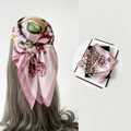 Foulard en satin à fleurs roses pour femme porté en turban et dans sa boîte cadeau - 70x70cm / L7210 Rose Gardénia
