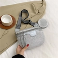 Borsa a sella grigia con borchie, tracolla larga a motivi e piccolo borsellino tondo - Grigio