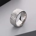 Anillo de acero inoxidable plateado de 10mm con un acabado de textura martillada - US 8 / Plata/Acero (KR100915-GC)