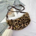 Leoparden-Fellimitat-Halbmondtasche mit geknotetem Lederriemen und Goldakzenten - Khaki