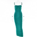 Detail van groene bodycon maxi-jurk met rimpeling en spaghettibandjes op een paspop - S / Groen