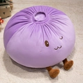 Schattig paars pluche broodjeskussen met geborduurd gezicht en kleine poten - Taropaars / 28cm
