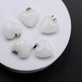 Set di cinque ciondoli a forma di cuore in pietra bianca traslucida con ganci in metallo - Vetro Bianco
