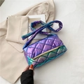 Bolso bandolera cuadrado acolchado irisado con degradado violeta azul y nudo - Morado