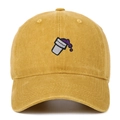 Casquette de baseball en coton délavé jaune moutarde avec broderie de tasse et liquide violet - Taille unique / Jaune