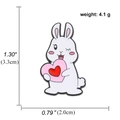 Broche en émail lapin blanc avec coeur rose, dimensions du produit de 1,30 pouce de haut - Lapin avec Coeur