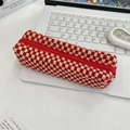 Gros plan sur la trousse en maille à carreaux rouges et blancs sur un clavier - Damiers Rouges