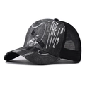 Berretto da baseball grigio invecchiato con graffiti bianchi e retro in rete - M (56-58cm) / Sfumato Nero