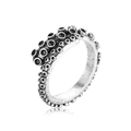 Makro-Detail von Retro Silber Oktopus Saugnapf Ring mit Vintage Punk Metalltextur - Oktopus-Tentakel