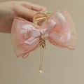 Elegante pinza para el pelo con lazo rosa, hojas doradas y detalle de perla colgante - Pinza Lazo con Borla / Rosa