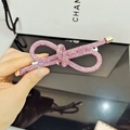 Dettaglio fermaglio per capelli a fiocco rosa con strass scintillanti e clip metallica - Stile Strass Rosa Chiaro