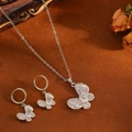 Elegantes Set aus Schmetterlingskette und Ohrringen in Silber mit funkelnden Kristallen - Silber Schmetterling Weiß Zirkonia Set (T031)
