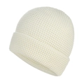 Dettaglio del berretto in maglia bianco crema con trama spessa e bordo risvoltato - L / Bianco