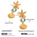 Detail von 18K Gold-Edelstahl-Ohrringen mit Seestern und blauem Glas-Anhänger - Seestern Muschel Ohrringe