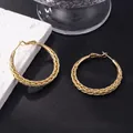 Eleganti orecchini a cerchio intrecciati dorati con design testurizzato su fondo nero - E-082---Oro 30mm