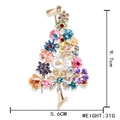Gedetailleerde weergave van kerstboombroche met kleurrijke strasstenen en emaille bloemen - Kleurrijke Kerstboom Brosche