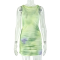 Detail eines hellgrünen ärmellosen Kleides mit lila Batikdruck und Faltenstruktur - S / Fluoreszierendes Grün Tie Dye