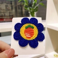 Handgemaakte gehaakte bloem haarspeld in marineblauw met wortelborduurwerk in het midden - Blauwe Bloem met Wortel