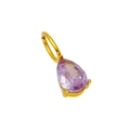 Dettaglio di un ciondolo in zirconia viola a goccia con montatura a tre griffe dorata - Febbraio (Ametista)