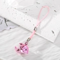 Dettaglio di un ciondolo a delfino in metallo rosa lucido con cinturino intrecciato - Delfino Rosa Lucido (Lega)