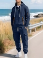 Dettaglio felpa con cappuccio blu navy con mezza zip e pantaloni cargo multitasche - S / Blu navy