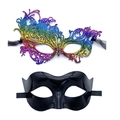 Detail eines Regenbogen-Spitzenmasken-Sets und einer schwarzen minimalistischen Maske - Bunte Spitze Phoenix + Glatte Plastikmaske