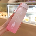 Roze gradiënt matte plastic waterfles met hertenpatroon en siliconen handvat - 500ml / Gematteerd Roze (Hert Patroon)
