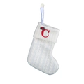 Detail der weißen Strick-Weihnachtssocke mit Zopfmuster und rotem Buchstaben-Stick C - Buchstabe C