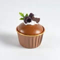 Schokoladenbrauner künstlicher Cupcake mit goldverziertem Papierbecher und Beeren - Brombeere
