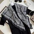 Élégant foulard en soie à motif pied-de-poule avec accessoires de mode sur table - Noir et Blanc