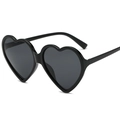 Gafas de sol oversize negras en forma de corazón con lentes oscuras en un ángulo de 45 grados - Gris Oscuro