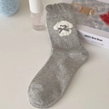 Chaussettes grises en coton style coréen avec broderie chien et nœud à carreaux - Taille unique / Gris