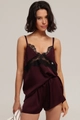 Dettaglio del tessuto in raso bordeaux e dell'intricato pizzo nero sul set da notte - S / Rosso Scuro