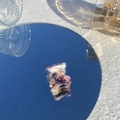 Vue détaillée d'une mini pince à cheveux ours nacrée rose avec une texture en acétate - Ours Sirène Rose