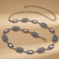 Dettaglio catena in metallo argento vintage con motivi a foglia goffrati e chiusura a moschettone - Stile Quadrato Argento