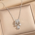 Elegante collana a fiore in argento con ciondolo in zircone e perla su portagioie dorato - Collana a Cerchio Con Fiori d'Argento (467)