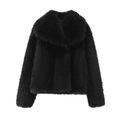 Gros plan sur la veste en fausse fourrure noire montrant la texture douce et longue - XS / Noir