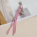 Porte-clés à pampille rose en cordon ciré avec pendentif cœur en métal argenté poli - Rose