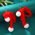 Weihnachtliche Strickmützen-Ohrringe in Rot mit weißem Bommel auf grünem Dekor - Kurzer roter Schal