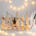 Valla de Navidad de madera blanca con bayas rojas, piñas y luces LED de color cálido - Valla Blanca