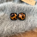 Pendientes de botón cuadrados con estampado de leopardo, marco negro y acabado de resina - Cuadrado Negro