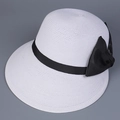 Detail van witte geweven zonnehoed met zwart grosgrain lint en grote satijnen strik decor - M (56-58cm) / Wit
