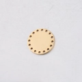 Detailopname van gouden roestvrijstalen ronde hanger met decoratieve gatenrand - 10mm / Goud