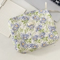 Beauty case trapuntato con fiori blu e arancioni su superficie di lavoro bianca - Foglia Verde Fiore Blu