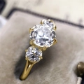 Bague vintage plaquée or avec grand zircon rond central et deux pierres latérales - US 6 / Or