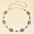 Cinturón de cadena de metal plateado vintage con flores huecas y eslabones grabados - 19364 Plata antigua