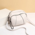 Borsa a tracolla in pelle bianca con cerniere nere e dettagli in rivetti - Bianco