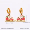 Orecchini natalizi dorati con Babbo Natale sulla slitta e dettagli festivi in smalto - Orecchini a slitta di Babbo Natale (EH11338)