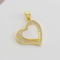 Dettaglio ravvicinato del ciondolo a cuore in oro 18K con zirconi e centro in smalto - Cuore Zircone Bianco