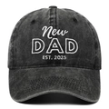 Detail van het borduurwerk New DAD EST. 2025 op een vintage zwarte katoenen baseballcap - Houtskoolzwart (DAD 2025)